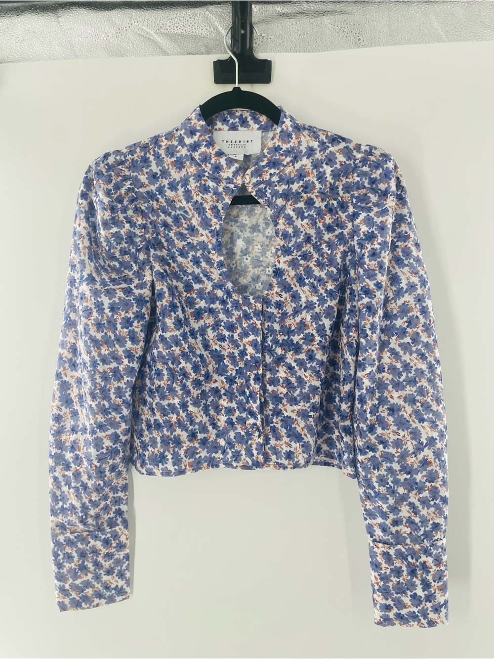 The Shirt by Rochelle Behrens Blue Cream Crop Floral Button-Down Top Keyhole